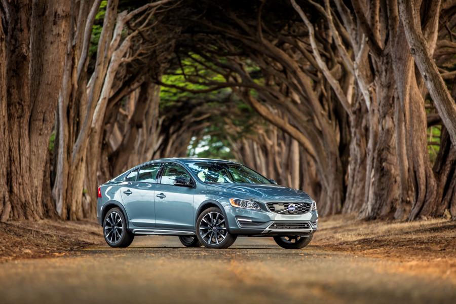  Volvo S60 Cross Country 2016 года  (US) (фото 10 из 11)